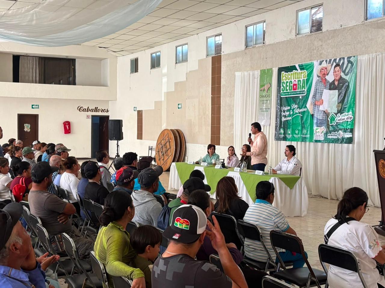 Reunión con familias de Charcas para la regularización de predios mediante el programa Escritura Segura.