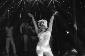 Artista del circo de la Feria Nacional Potosina 2026 durante una función gratuita de entretenimiento familiar en el recinto ferial.