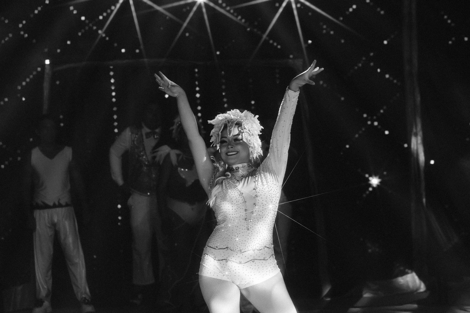 Artista del circo de la Feria Nacional Potosina 2026 durante una función gratuita de entretenimiento familiar en el recinto ferial.