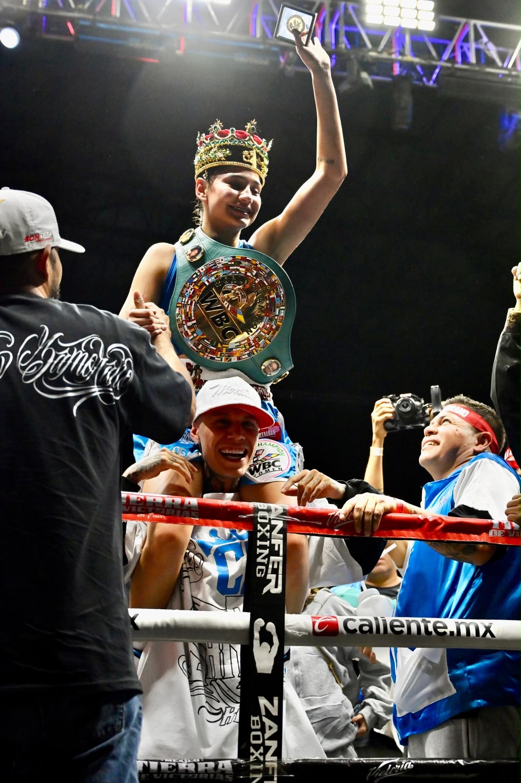 Camila Zamorano celebra en el ring tras retener el Campeonato Mundial de Peso Átomo del CMB en la función México Tierra de Victorias en la Arena Potosí.