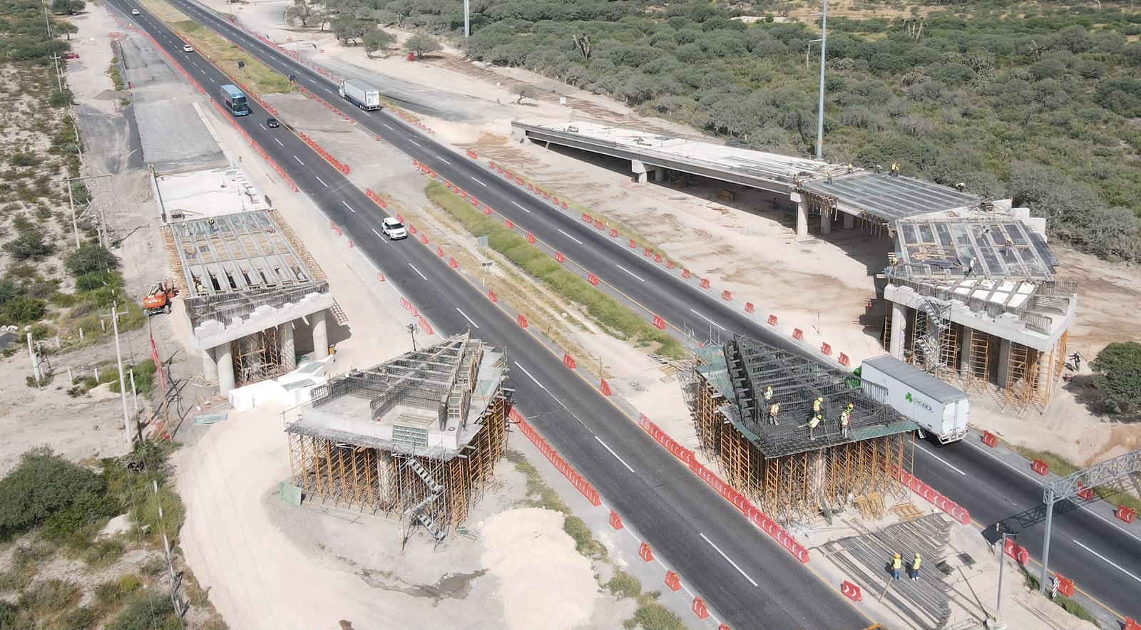 Vista aérea de obras de construcción de la autopista San Luis–Matehuala, con avances en entronques y carriles en operación.