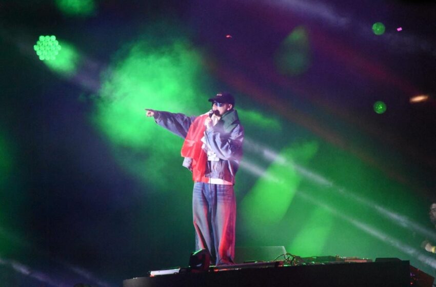  Bizarrap llena El Foro de la FENAPO con espectáculo de luces, fuego y mezclas