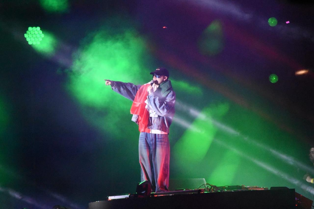 Bizarrap durante su presentación en El Foro de la Feria Nacional Potosina 2026, con luces verdes y efectos visuales en el escenario.