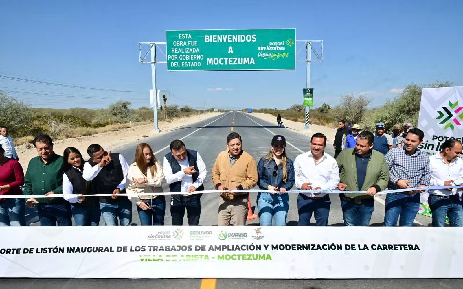 Ricardo Gallardo Cardona durante el corte de listón de obras de modernización carretera en Moctezuma, donde anunció apoyos sociales, luminarias LED y rehabilitación de caminos.