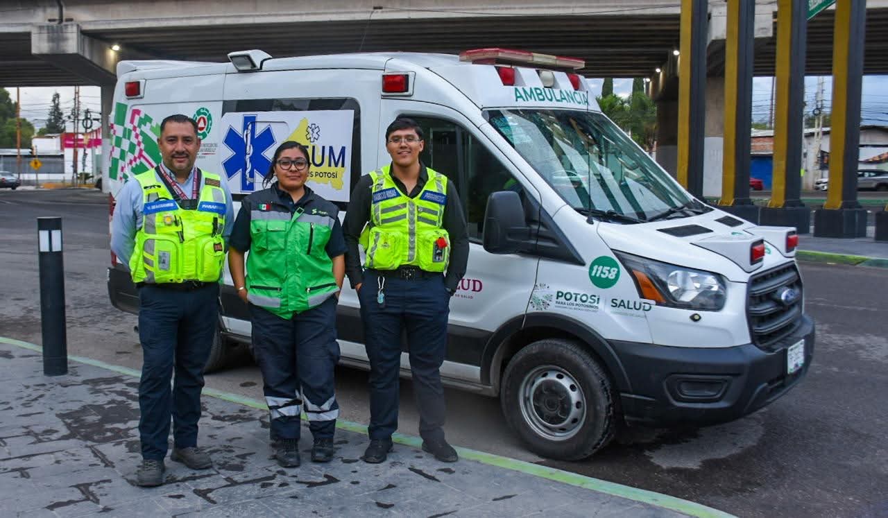 Paramédicos de Protección Civil de Soledad junto a una ambulancia equipada con sistema de radiocomunicación