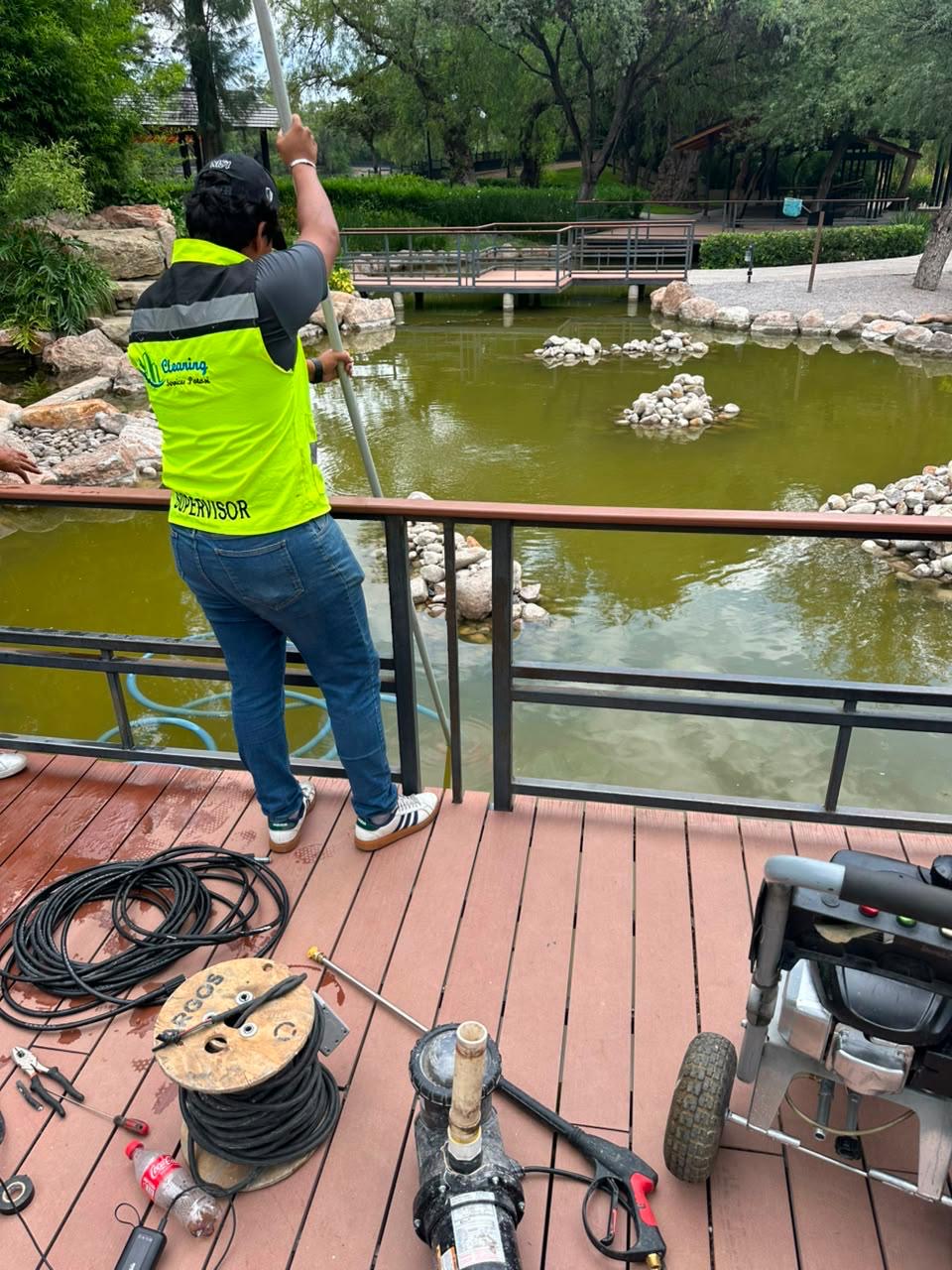 Personal realiza trabajos de mantenimiento y limpieza en el estanque de peces koi del Parque Japonés del Tangamanga I, en San Luis Potosí.
