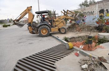 Maquinaria municipal realiza retiro de escombro y materiales en la vía pública de Soledad de Graciano Sánchez para mejorar movilidad y drenaje.