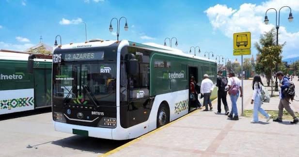 Unidad de RedMetro en parada de transporte público, como referencia a nuevas rutas gratuitas hacia el Altiplano potosino.