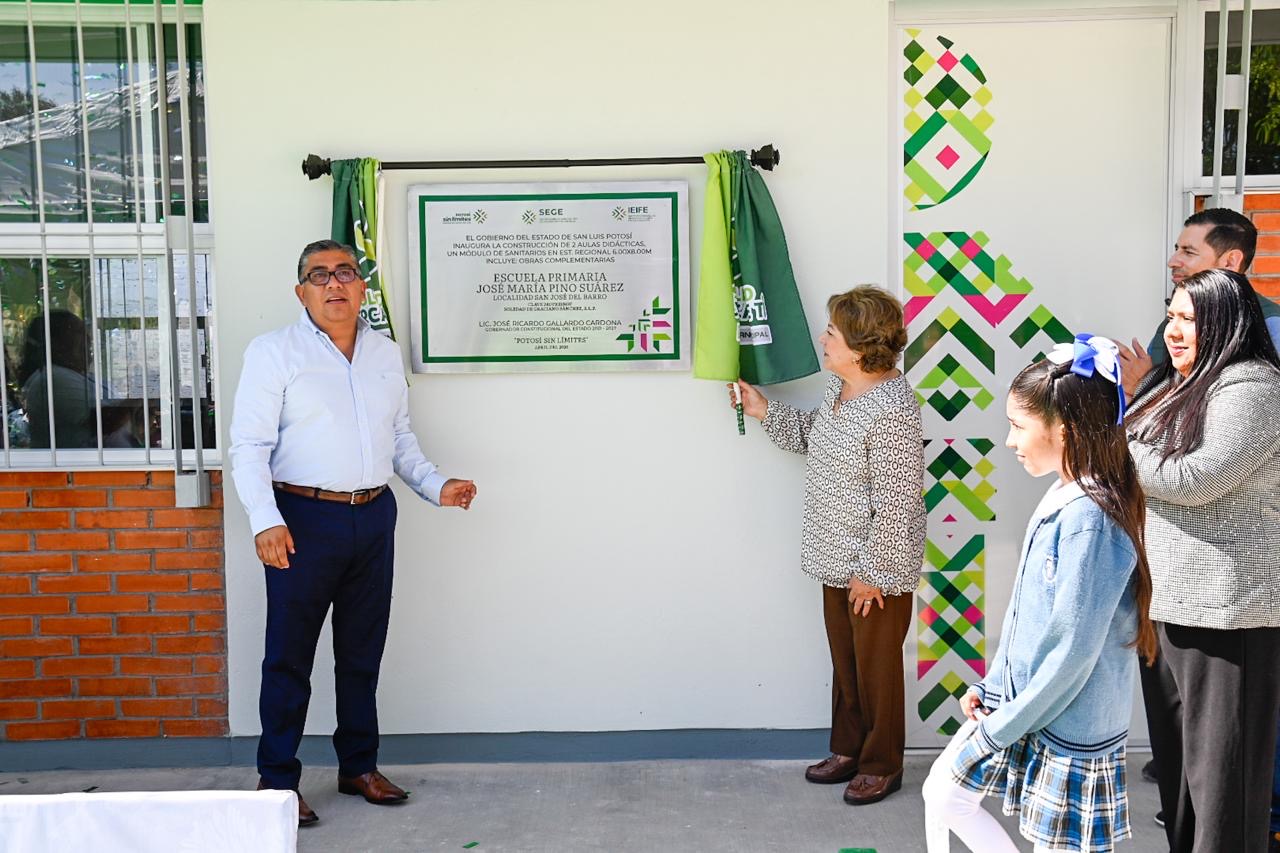 Juan Manuel Navarro Muñiz durante entrega de infraestructura educativa en una escuela primaria de Soledad de Graciano Sánchez.