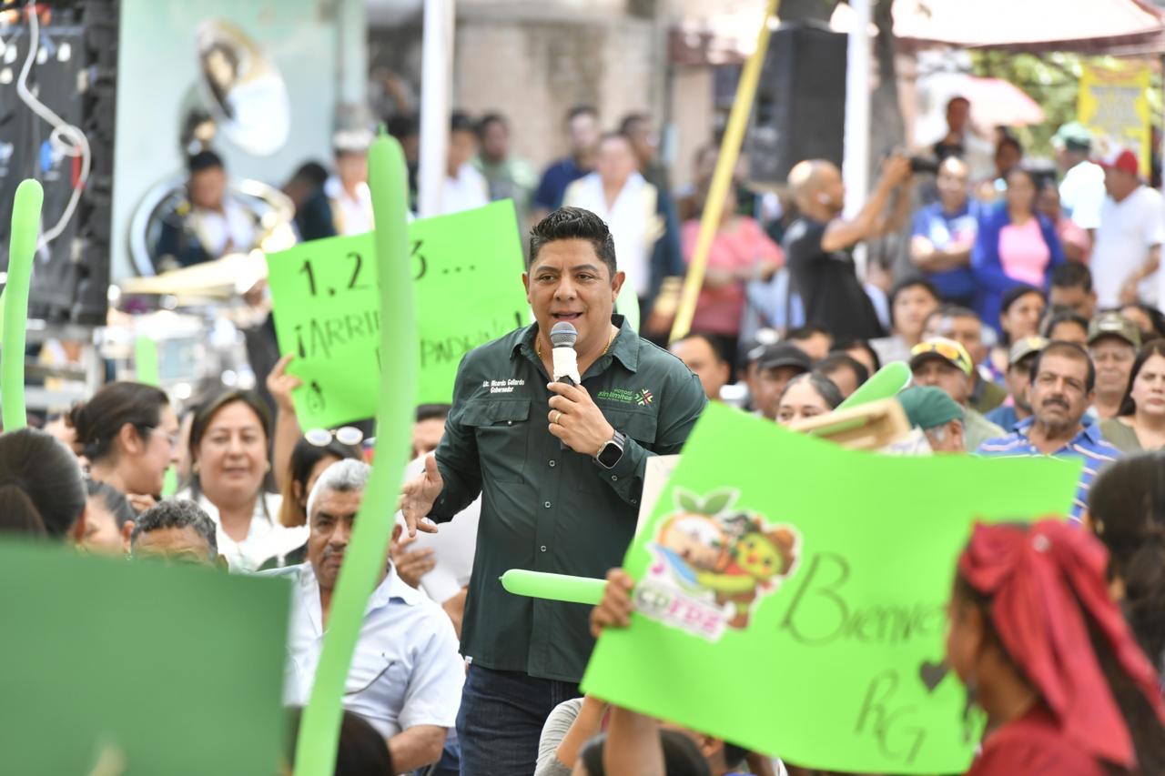 Ricardo Gallardo Cardona durante entrega de apoyos escolares y luminarias LED en Ciudad Fernández, San Luis Potosí.
