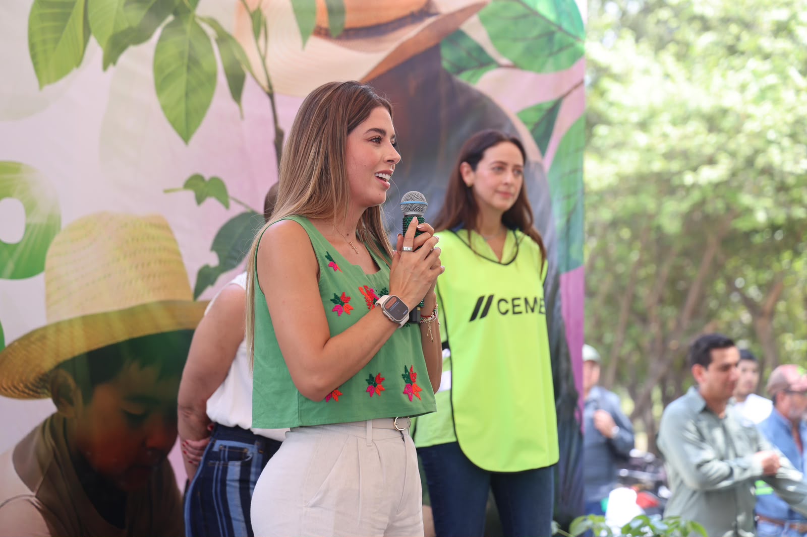 Ruth González Silva durante entrega de árboles para acciones de reforestación en Ciudad Valles y Tamuín.