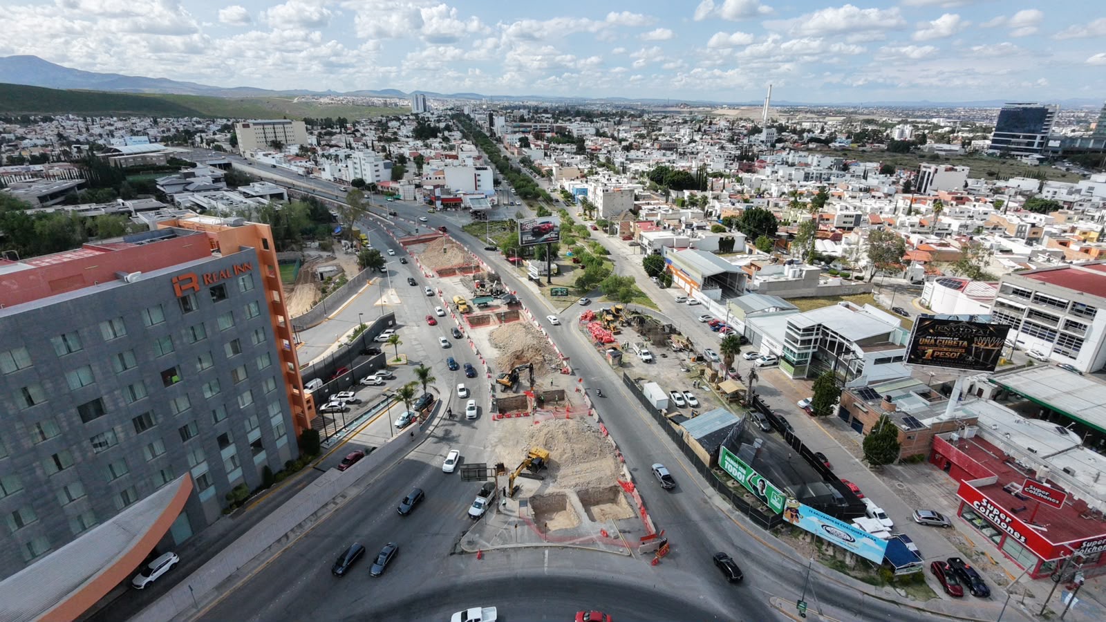 Vista aérea de Circuito Potosí durante los trabajos de construcción del Puente de la Familia en San Luis Potosí.
