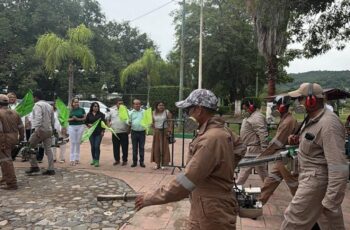 Personal de vectores durante acciones de fumigación y prevención contra dengue, zika y chikungunya en Tamazunchale, San Luis Potosí.