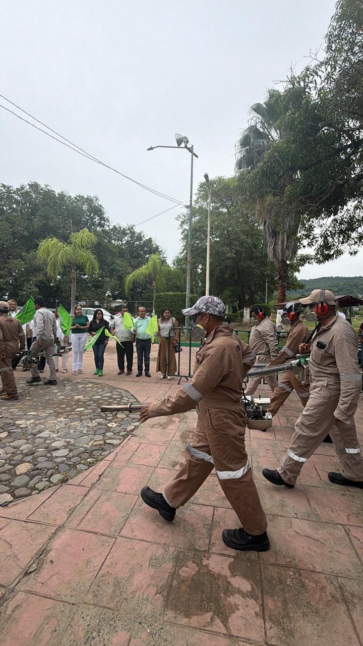 Personal de vectores durante acciones de fumigación y prevención contra dengue, zika y chikungunya en Tamazunchale, San Luis Potosí.