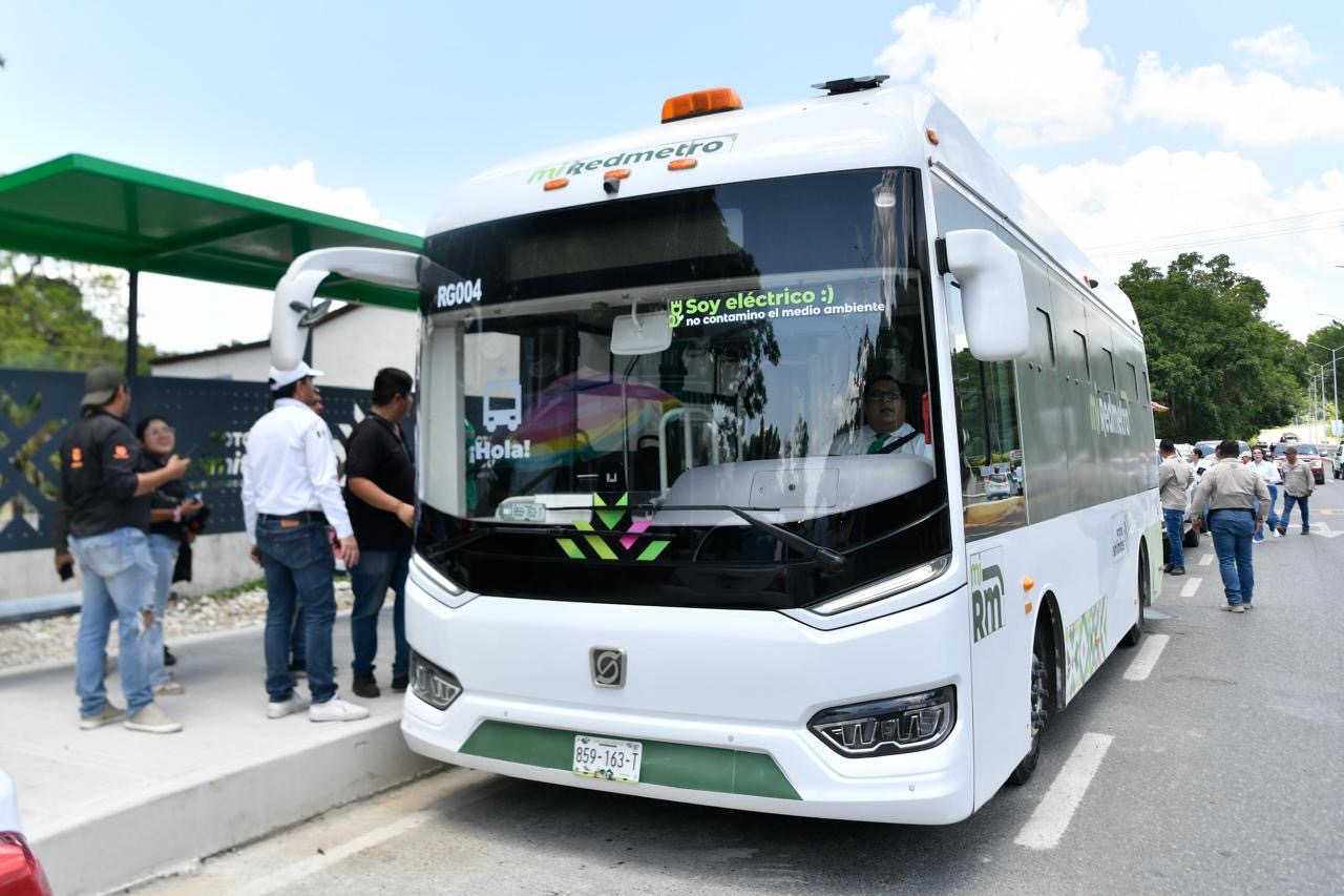 Unidad eléctrica de RedMetro en un parador, como parte del proyecto de transporte gratuito para la Huasteca potosina.