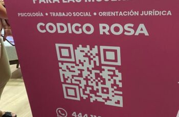 Módulo informativo de Código Rosa con apoyo integral para mujeres durante la Feria Nacional Potosina 2026.