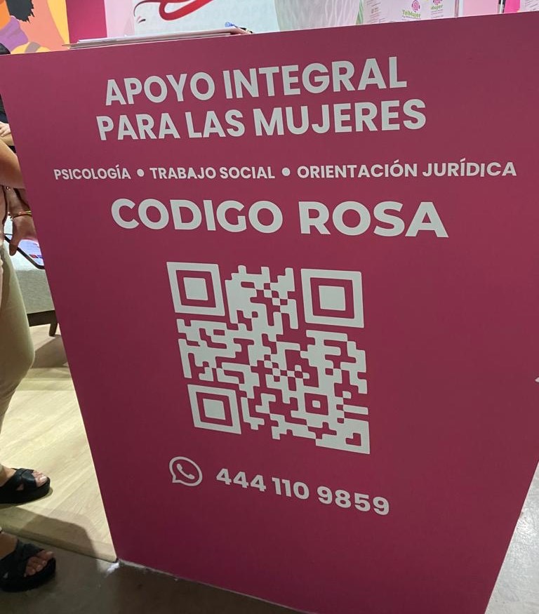 Módulo informativo de Código Rosa con apoyo integral para mujeres durante la Feria Nacional Potosina 2026.