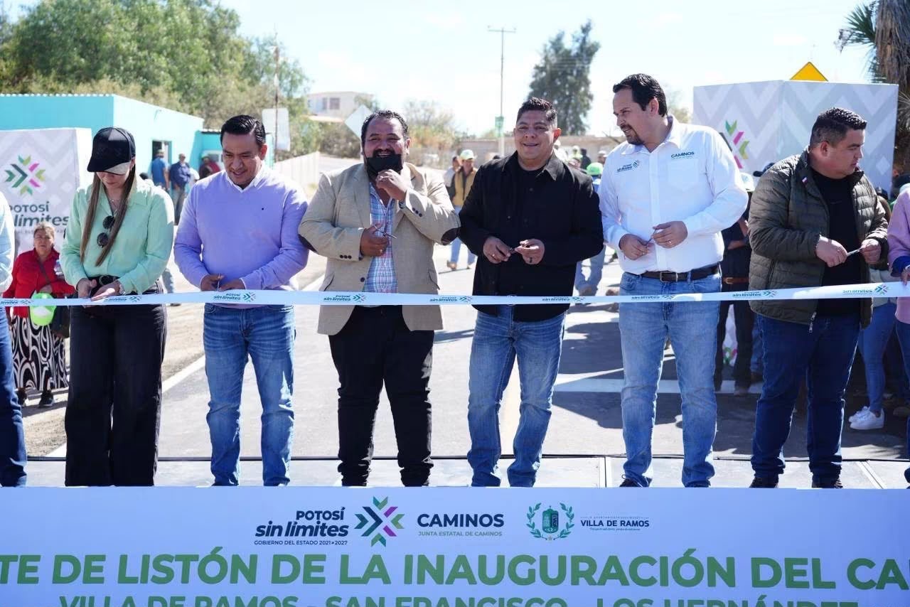 Ricardo Gallardo Cardona durante la inauguración de una obra carretera en Villa de Ramos, donde anunció nuevas obras y apoyos sociales para el municipio.