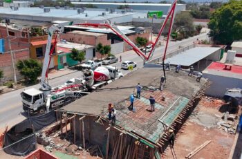 Trabajadores realizan el colado de la losa en la construcción de nuevas aulas del Jardín de Niños Capullito III en Soledad de Graciano Sánchez.