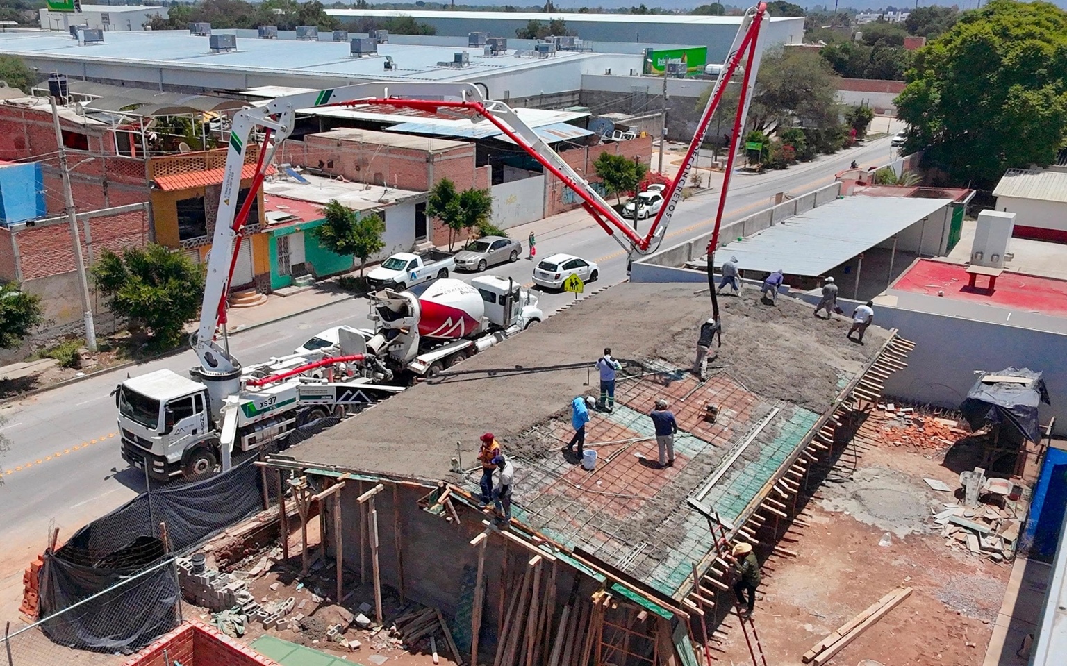 Trabajadores realizan el colado de la losa en la construcción de nuevas aulas del Jardín de Niños Capullito III en Soledad de Graciano Sánchez.