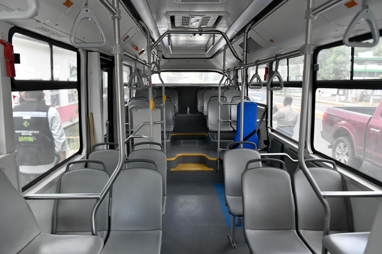 Interior de una unidad de RedMetro, sistema de transporte público gratuito que ampliará rutas para conectar más de 25 municipios de San Luis Potosí.