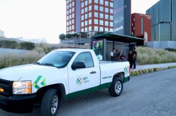 Unidad de inspección de la Secretaría de Comunicaciones y Transportes en una estación de Mi RedMetro durante operativo de conexión gratuita