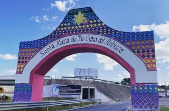 Arco de bienvenida de Santa María del Río, municipio donde se anunció nueva carretera hacia la comunidad de Torrecitas para mejorar la conectividad con la Carretera 57.
