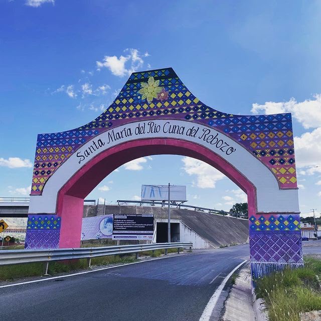 Arco de bienvenida de Santa María del Río, municipio donde se anunció nueva carretera hacia la comunidad de Torrecitas para mejorar la conectividad con la Carretera 57.
