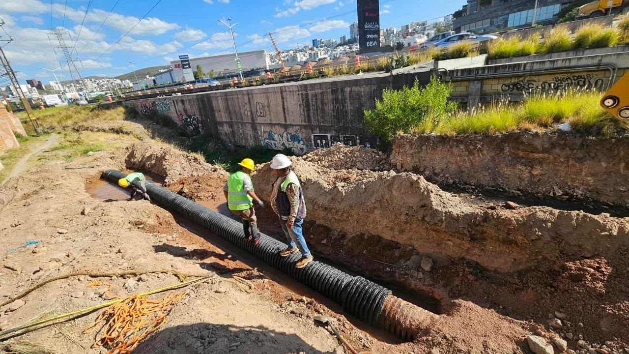 Trabajadores realizan la reparación de un tramo de drenaje sanitario durante las obras en la Glorieta de la Familia, en San Luis Potosí.