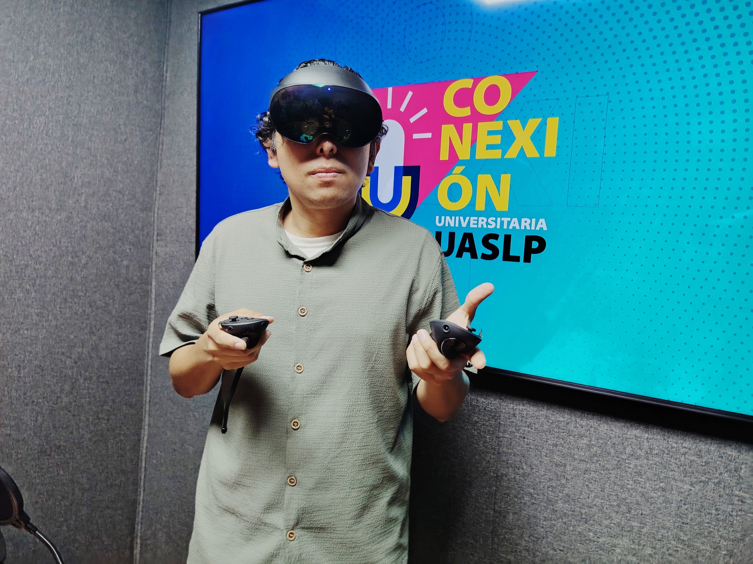 Estudiante de la UASLP utiliza visor Meta Quest Pro durante el desarrollo de aplicaciones de realidad virtual en el Campus Salinas.