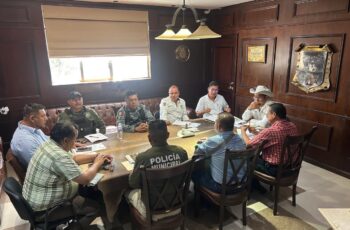 Sesión de un Consejo de Seguridad Pública Municipal con autoridades municipales, estatales y federales para dar seguimiento a la estrategia de seguridad en San Luis Potosí.