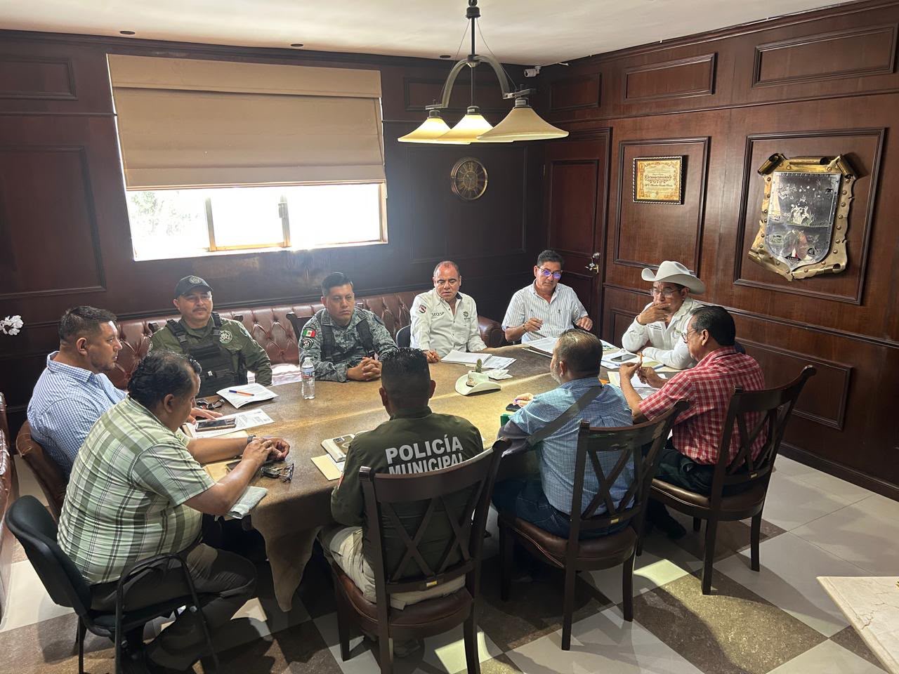 Sesión de un Consejo de Seguridad Pública Municipal con autoridades municipales, estatales y federales para dar seguimiento a la estrategia de seguridad en San Luis Potosí.