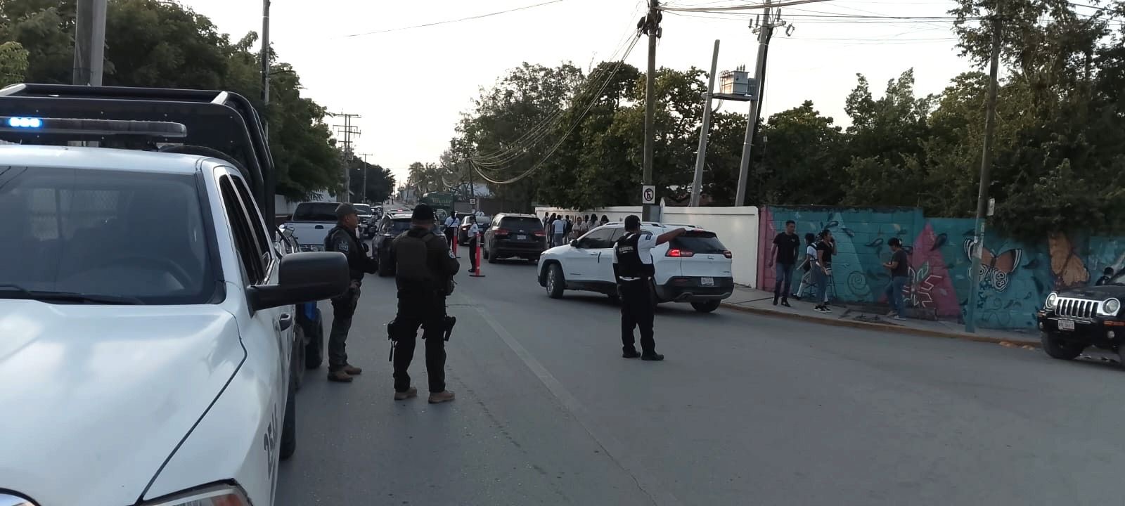 Elementos de seguridad y tránsito durante un operativo vial por el regreso a clases en San Luis Potosí