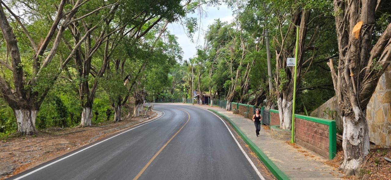 Carretera Comoca-Axtla rehabilitada tras daños por tromba en la Huasteca potosina.