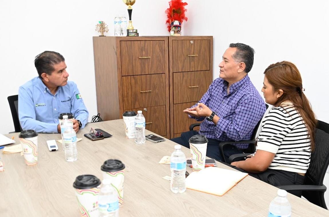 Representantes del Ayuntamiento de Soledad de Graciano Sánchez y CANIRAC durante reunión de trabajo para impulsar al sector restaurantero.