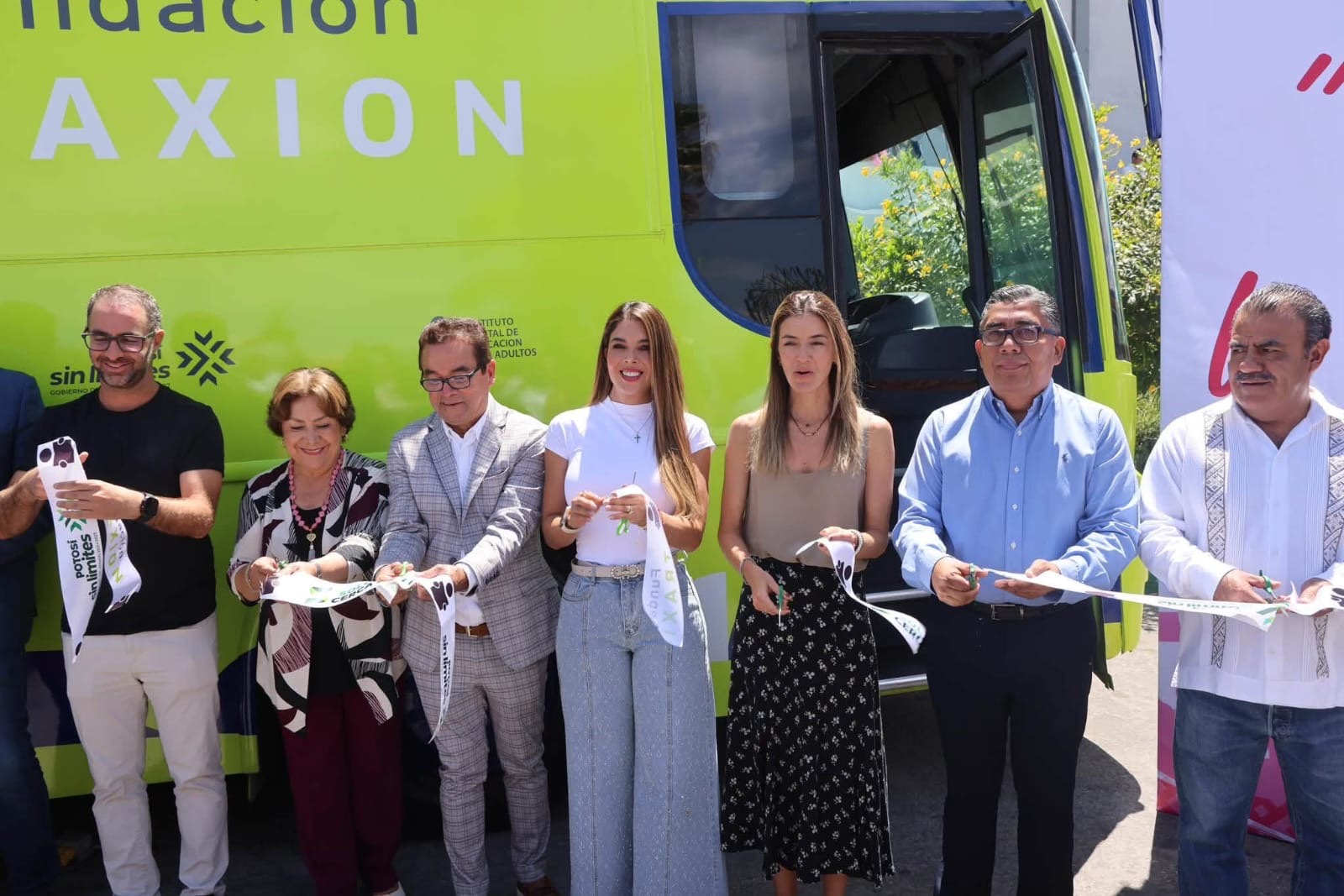 Autoridades cortan el listón durante la puesta en marcha de la Ruta por la Educación en Soledad de Graciano Sánchez.
