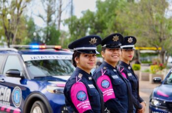 Integrantes de la Policía Rosa de Aguascalientes, unidad especializada en atención a mujeres y grupos vulnerables, durante acciones de seguridad pública.