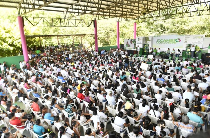  Gallardo entrega apoyos escolares y luminarias en Matlapa