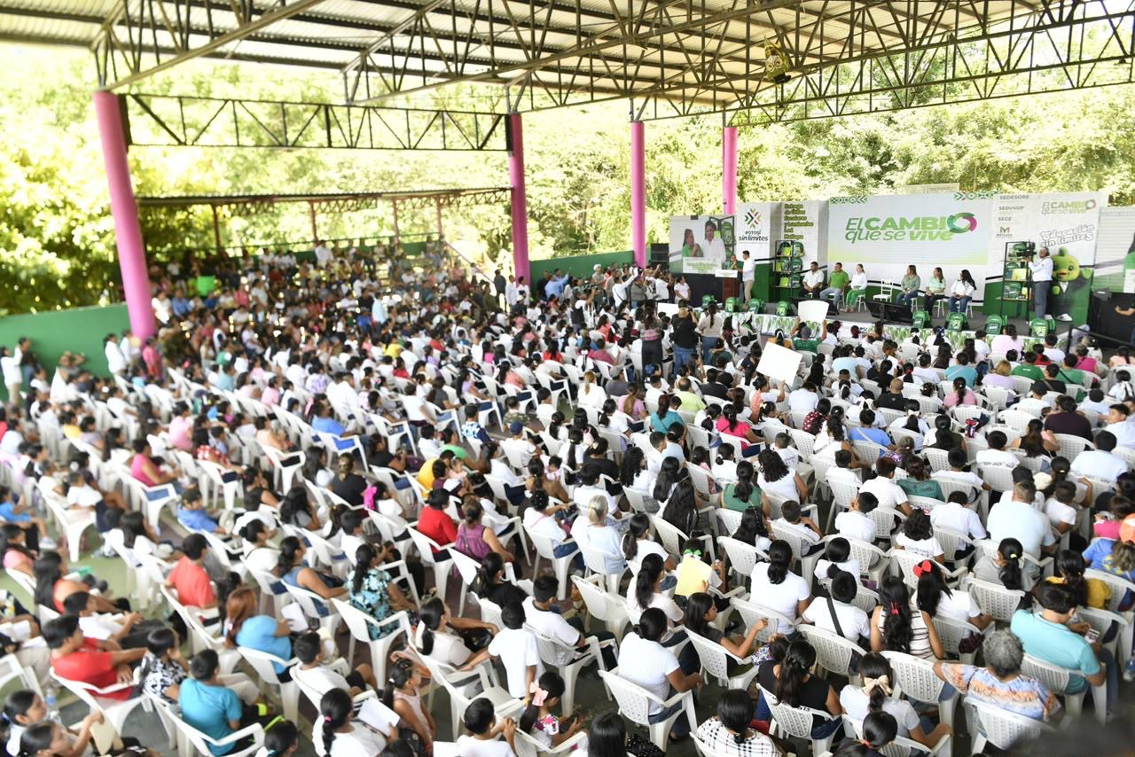 Ricardo Gallardo Cardona durante la entrega de apoyos escolares, alimentarios y luminarias LED a familias de Matlapa, en la Huasteca potosina.