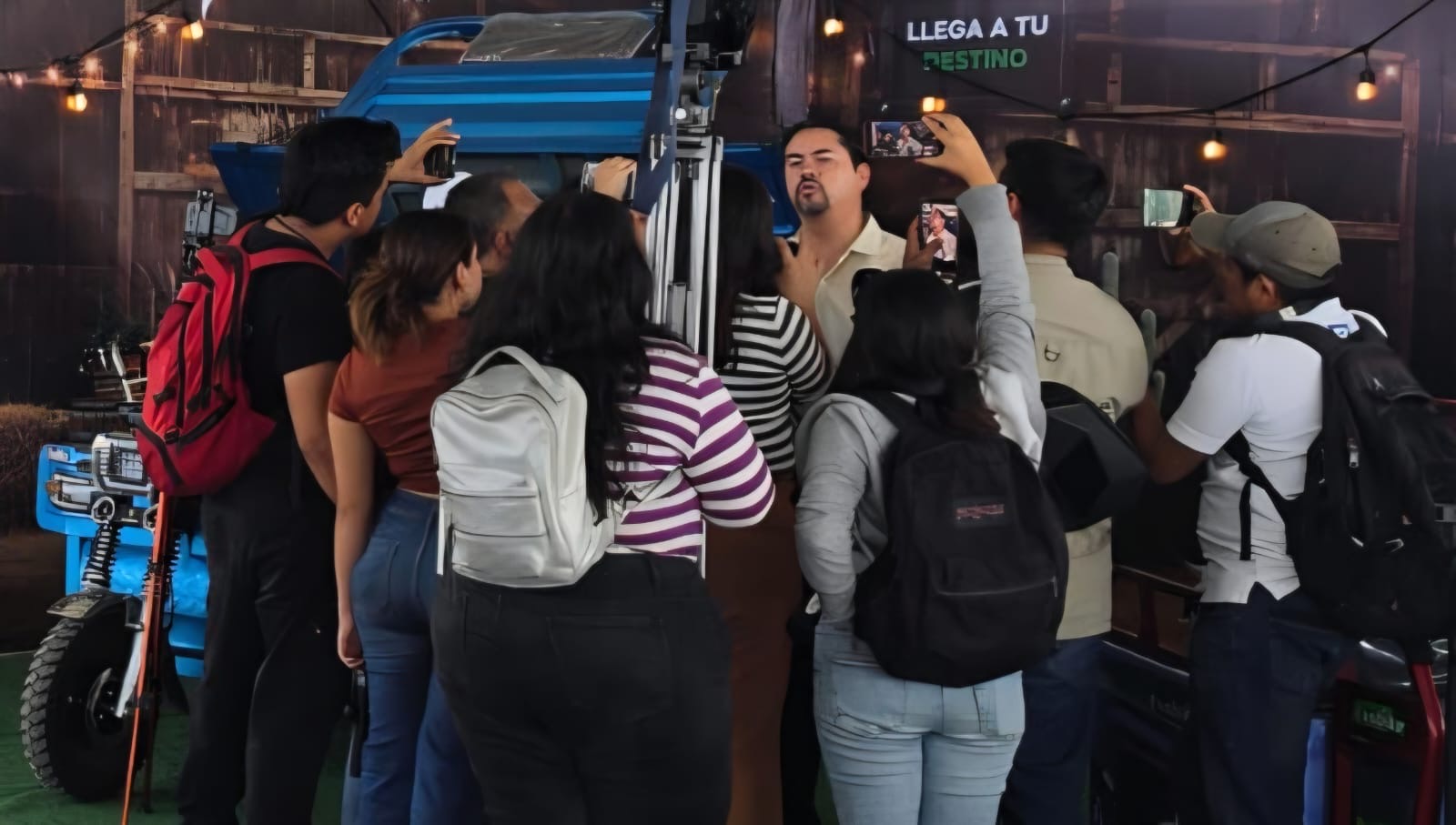 Personas reciben información sobre medidas preventivas ante lluvias y riesgo de inundación en vialidades de San Luis Potosí