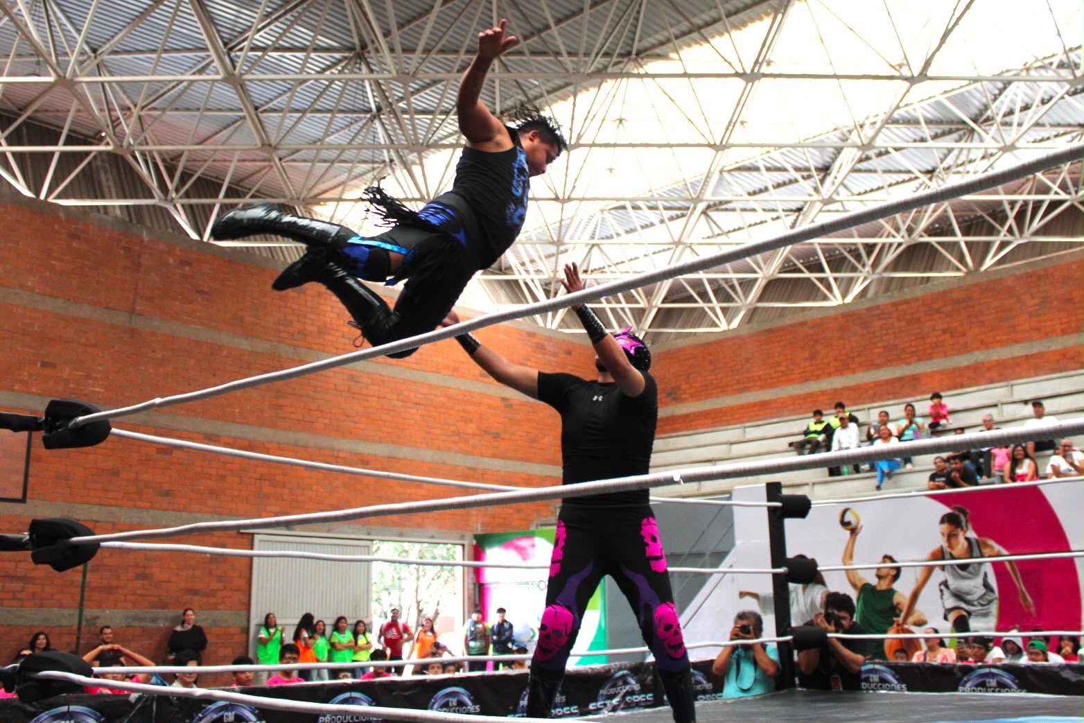 Función de lucha libre durante el cierre del campamento Pollitas y Pollitos al Camp 2026 del Inpode en San Luis Potosí.