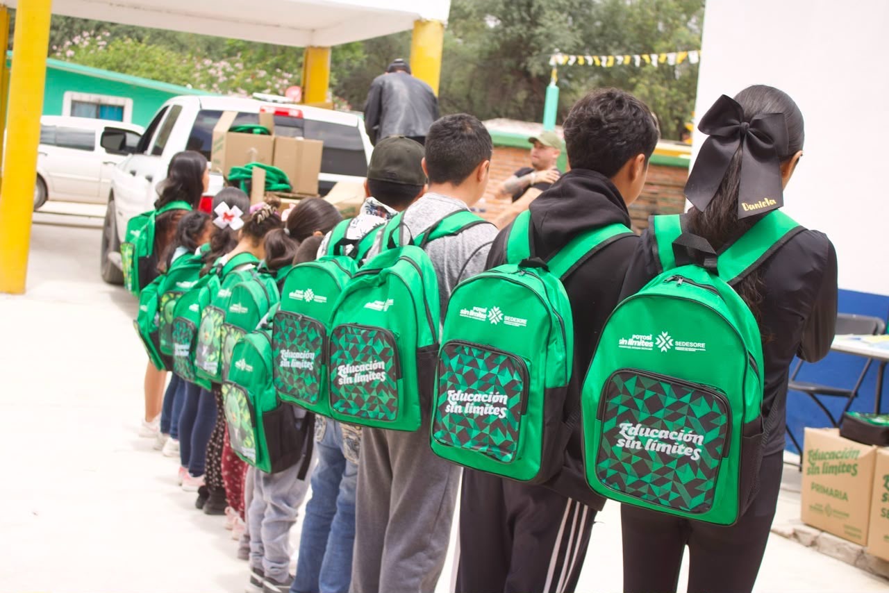 Estudiantes reciben mochilas y útiles escolares del programa Potosí para la Educación en San Luis Potosí.