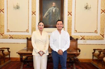 Roxanna Hernández Ramírez y J. Guadalupe Torres Sánchez durante la toma de protesta de la nueva titular de la Secretaría de las Mujeres e Igualdad Sustantiva.