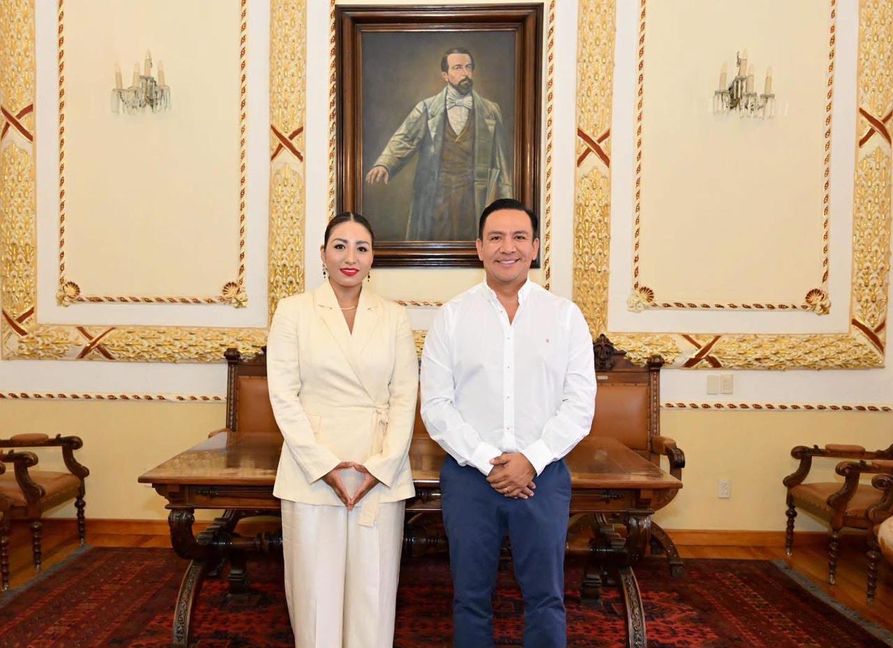 Roxanna Hernández Ramírez y J. Guadalupe Torres Sánchez durante la toma de protesta de la nueva titular de la Secretaría de las Mujeres e Igualdad Sustantiva.