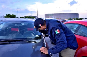 Personal de la Fiscalía General del Estado revisa un vehículo durante el operativo de seguridad vehicular en la Feria Nacional Potosina 2026.