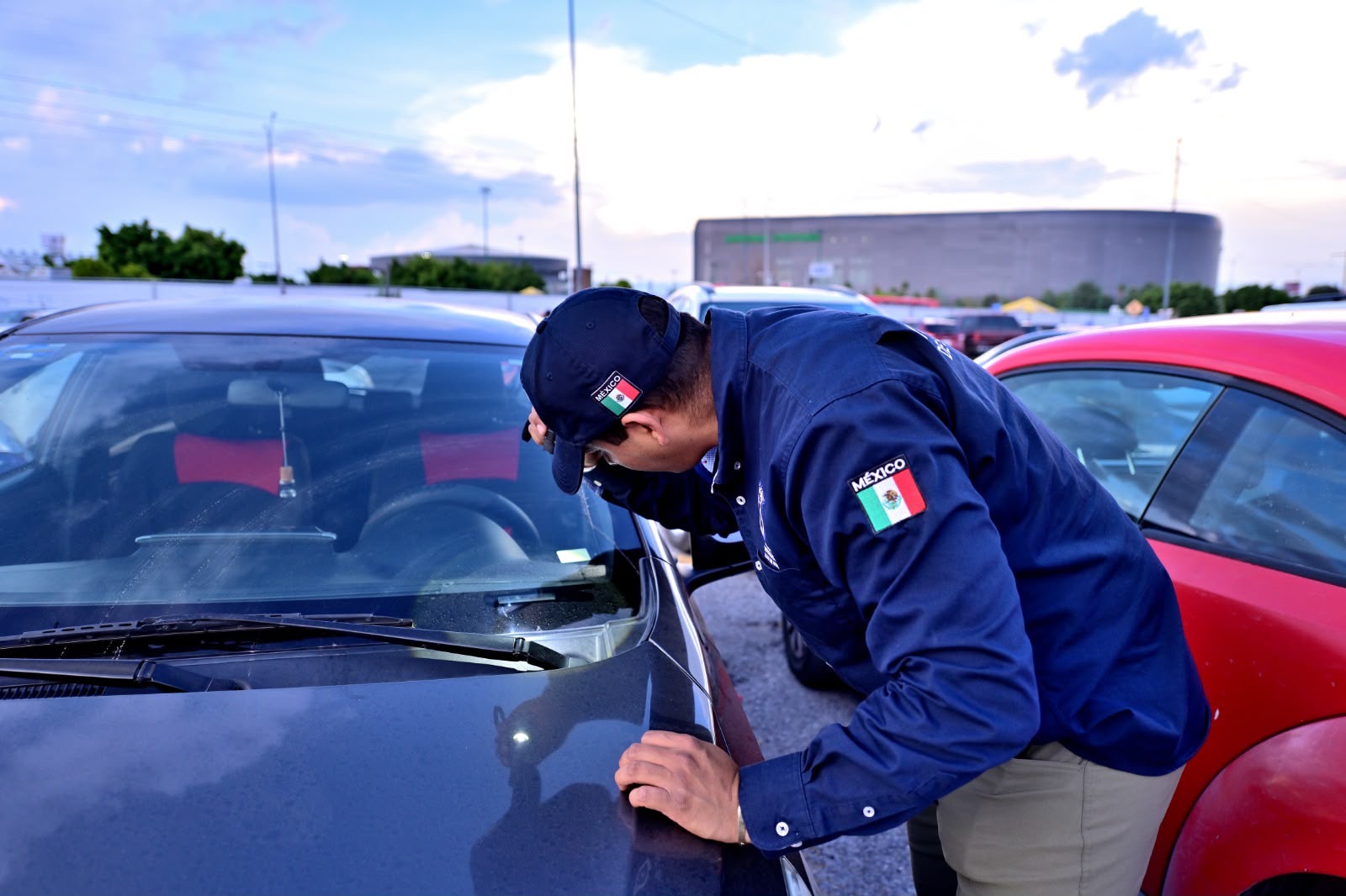 Personal de la Fiscalía General del Estado revisa un vehículo durante el operativo de seguridad vehicular en la Feria Nacional Potosina 2026.