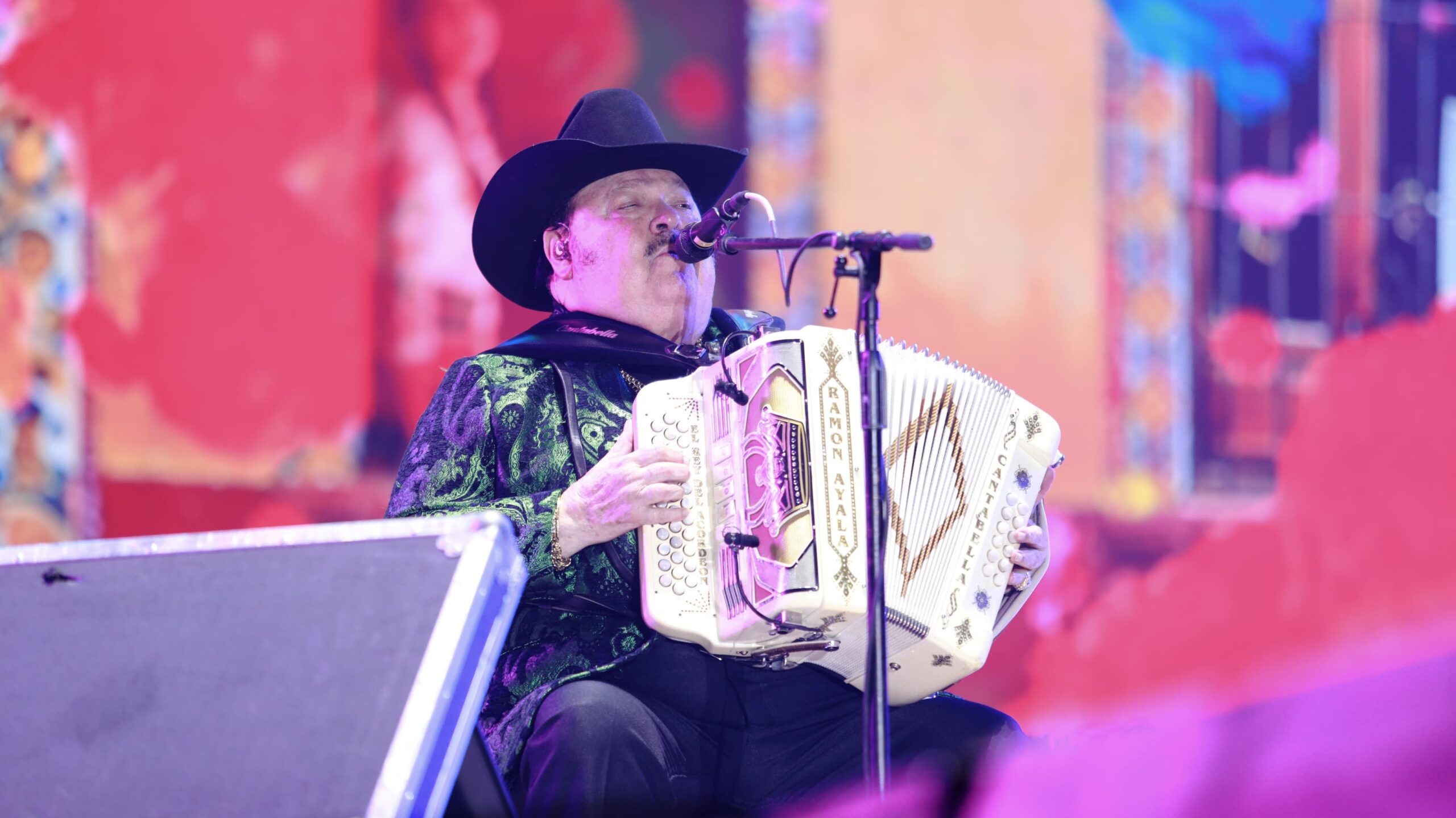 Ramón Ayala durante su presentación con sus Bravos del Norte en El Foro de la Feria Nacional Potosina 2026.