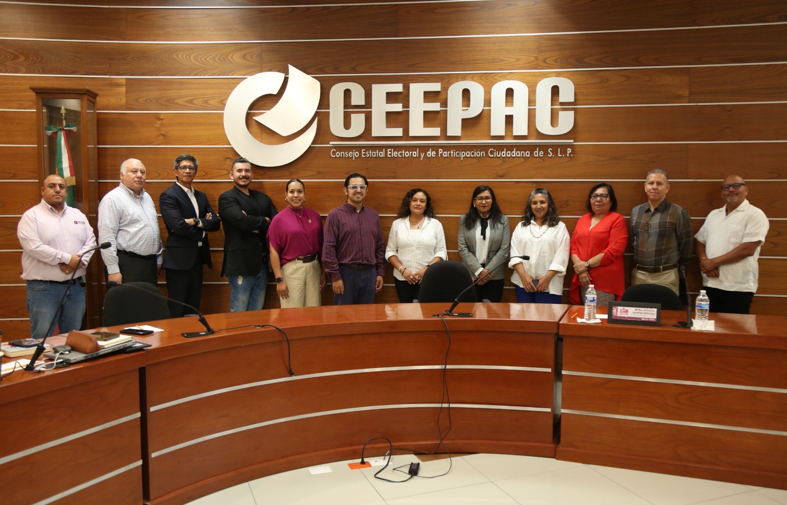 Autoridades del CEEPAC y de la Junta Local Ejecutiva del INE durante reunión de trabajo para validar el proyecto de convenio del Proceso Electoral 2026-2027 en San Luis Potosí.