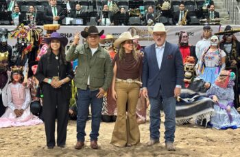 Autoridades y participantes durante la inauguración del NRHA Potosí Sin Límites International Reining Cup 2026 en la Arena Potosí.