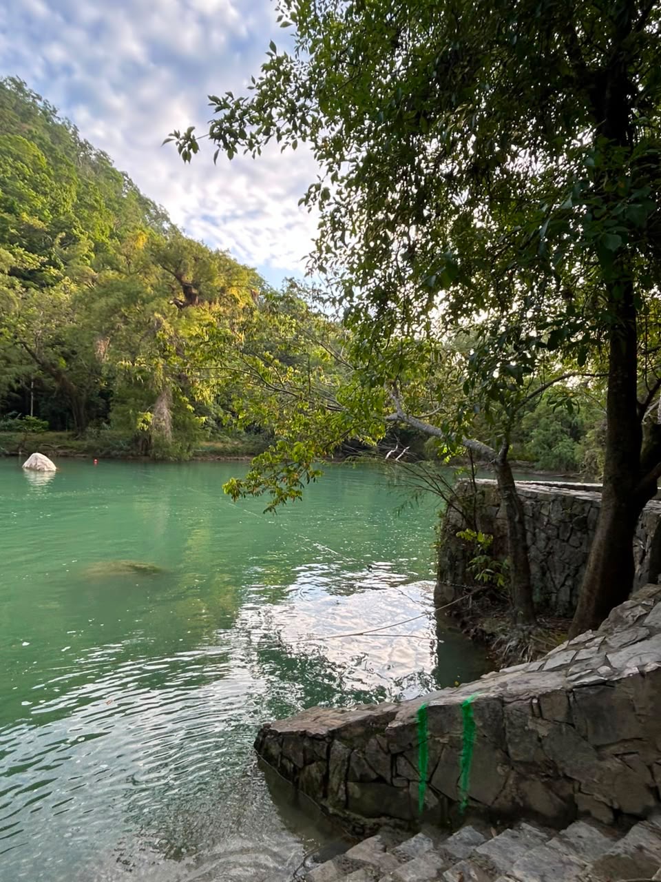 Paraje natural con río de agua turquesa en la Huasteca potosina, donde Protección Civil Estatal mantiene vigilancia preventiva por niveles de ríos.